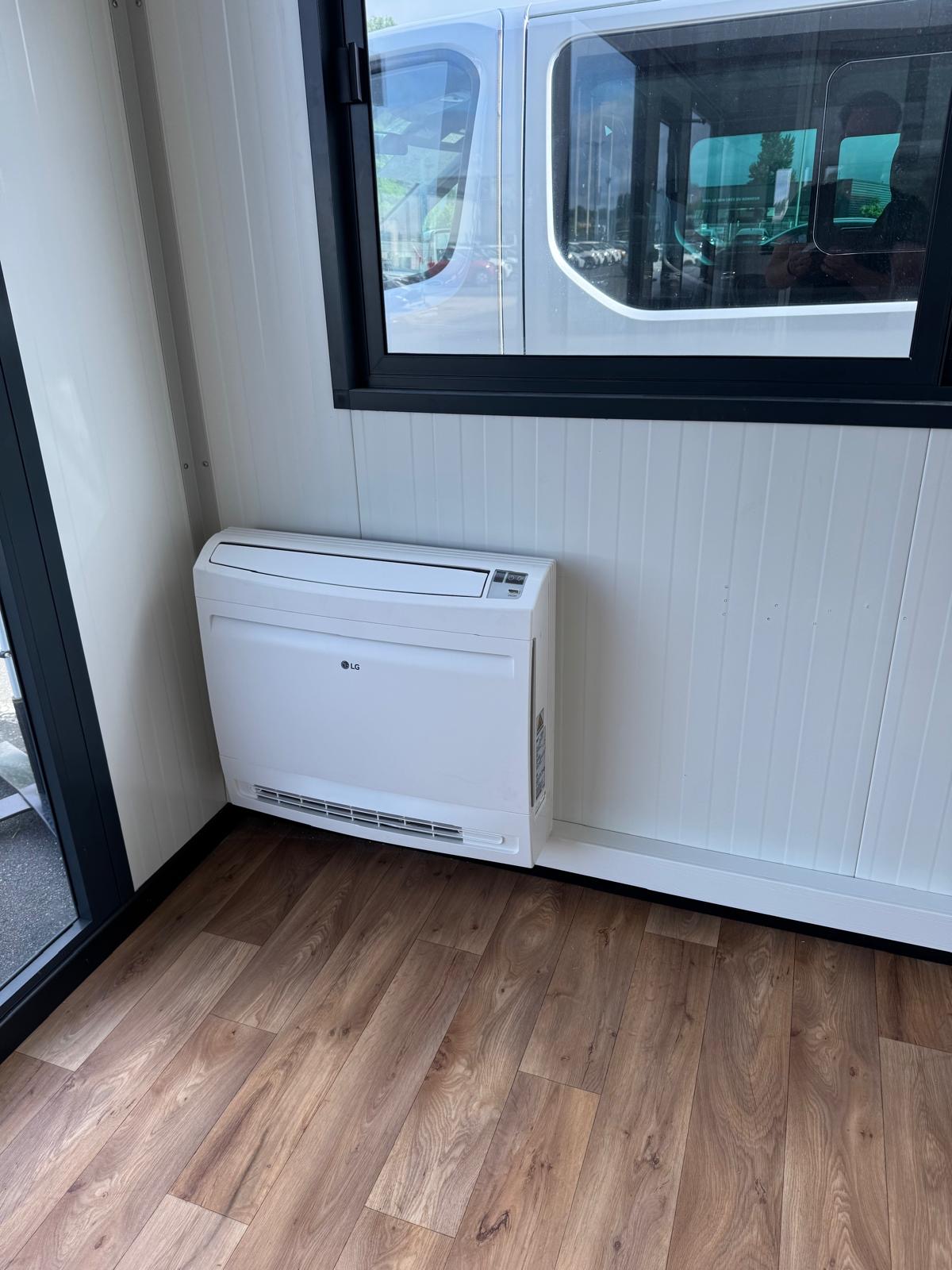Console de climatisation LG posee dans un bureau modulaire