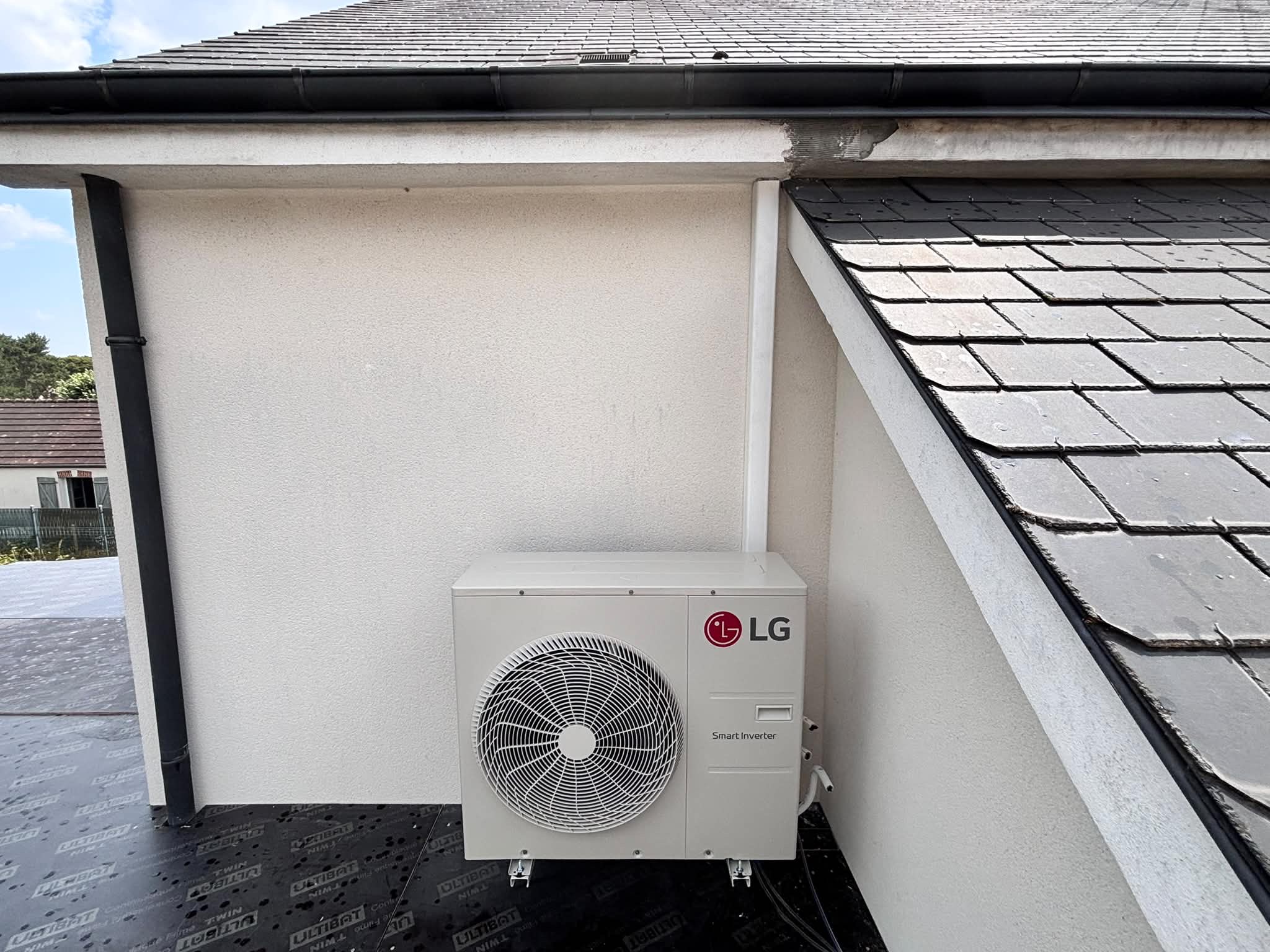 Groupe exterieur LG installe sur une toiture plate
