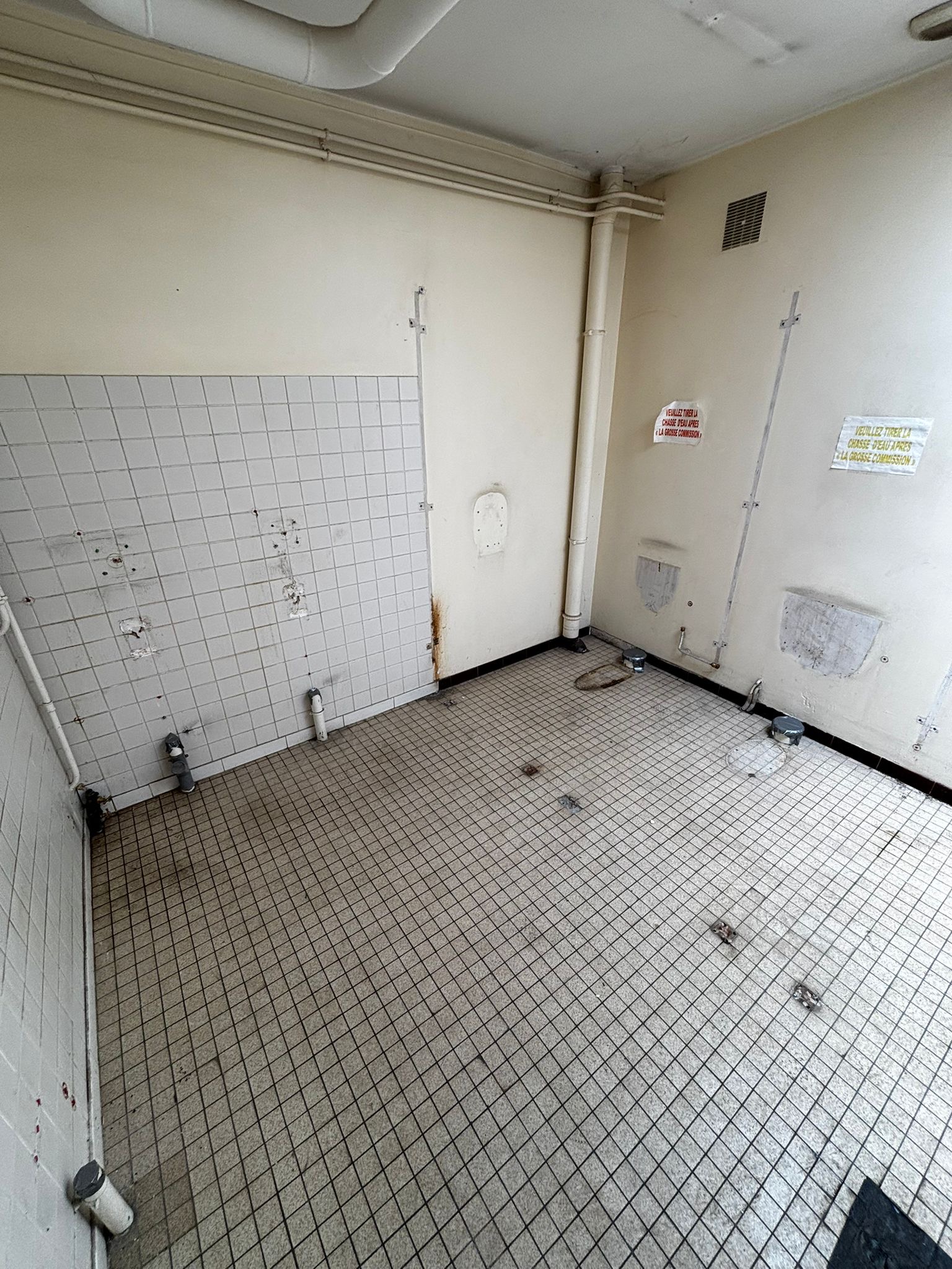 Local sanitaire degage apres retrait des equipements