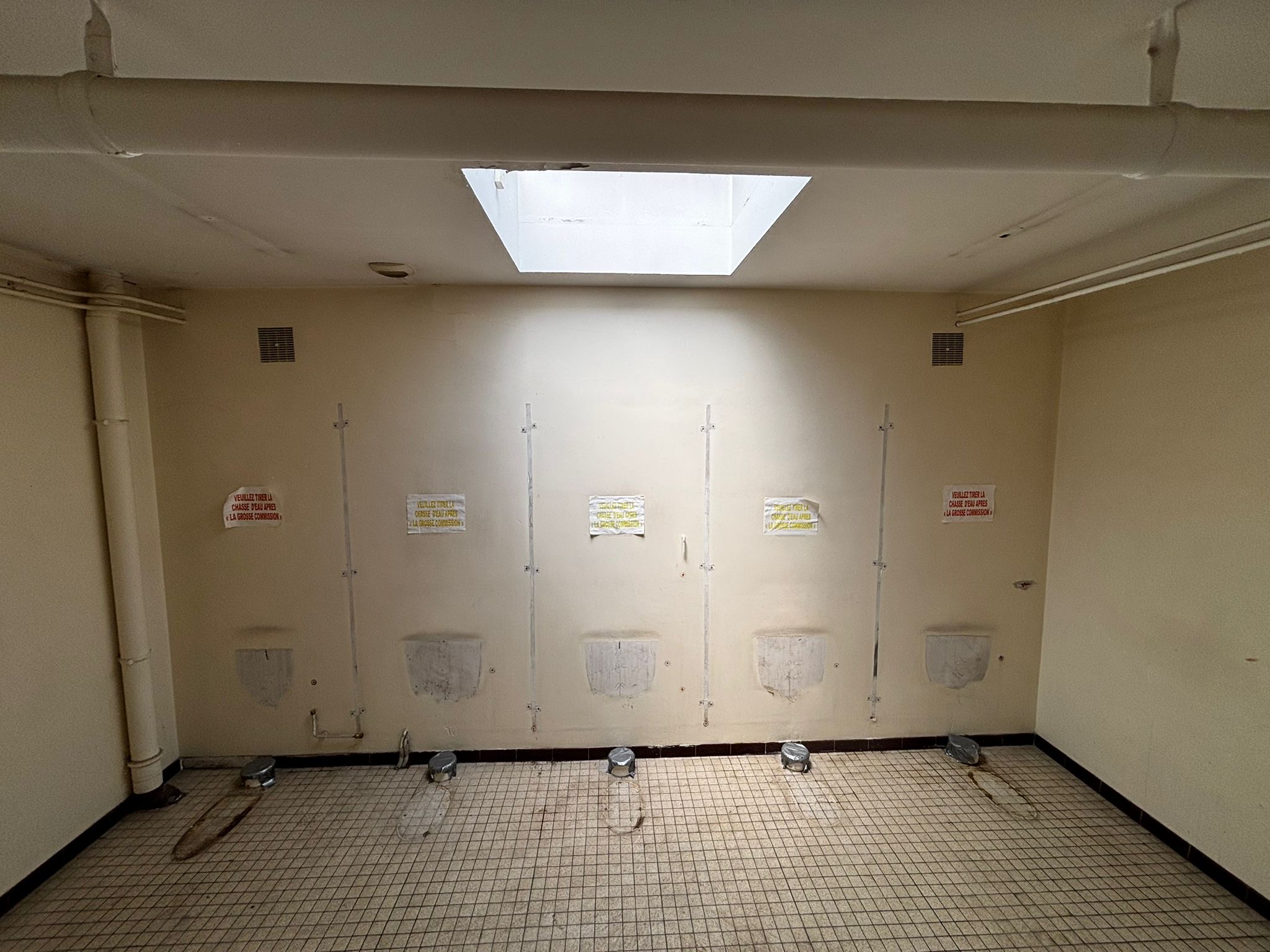Mur avec attentes sanitaires visibles apres depose