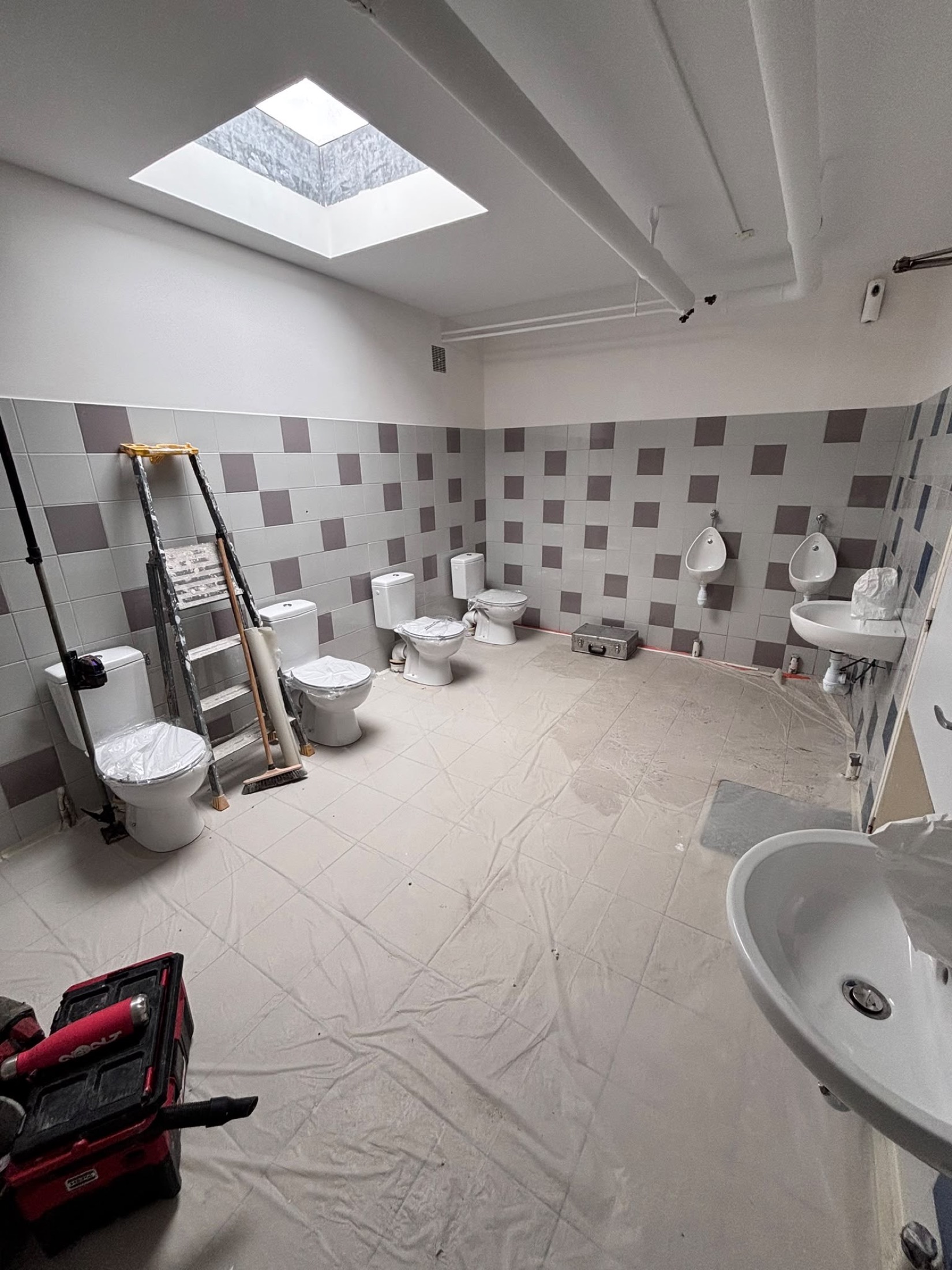 Sanitaires collectifs renoves sur le meme chantier
