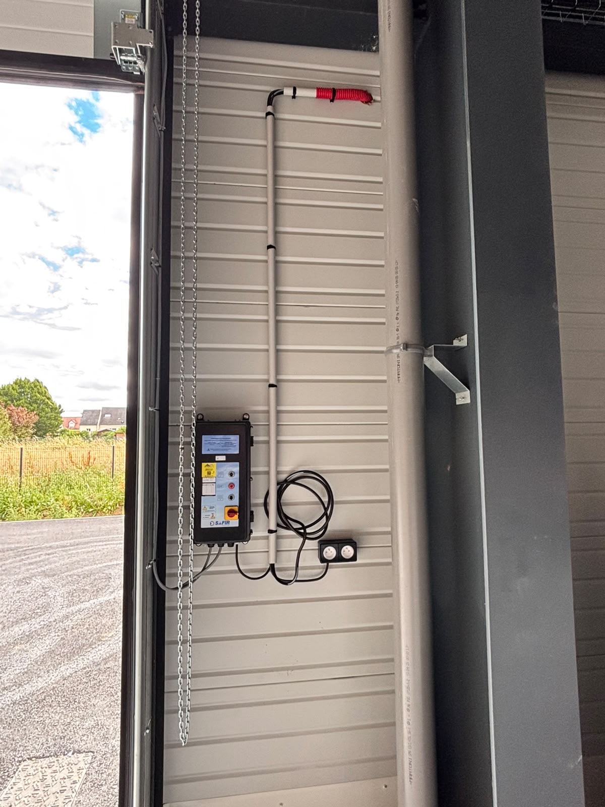 Alimentation electrique pres d'une porte sectionnelle
