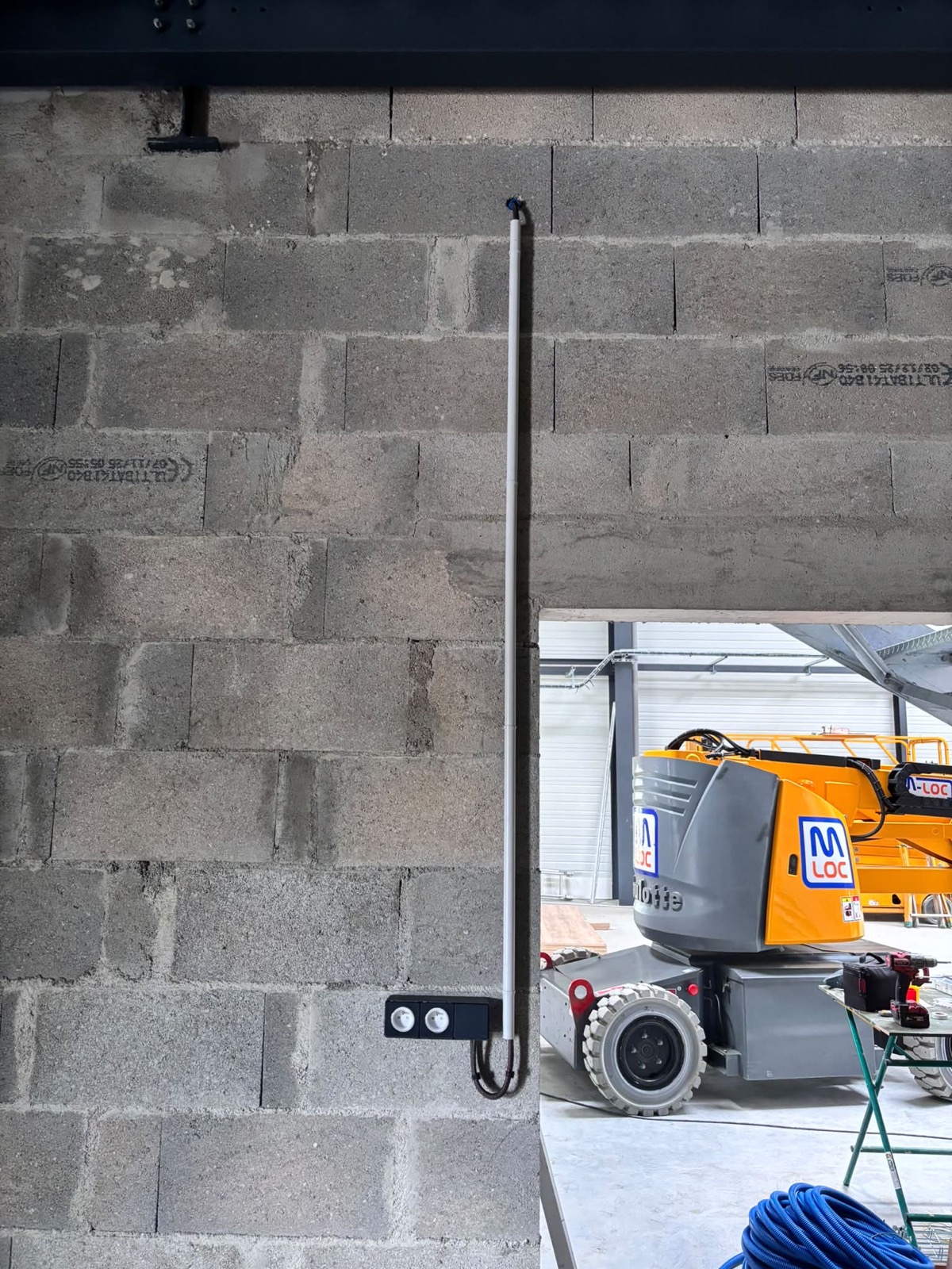 Gaine verticale et prises en pied de mur