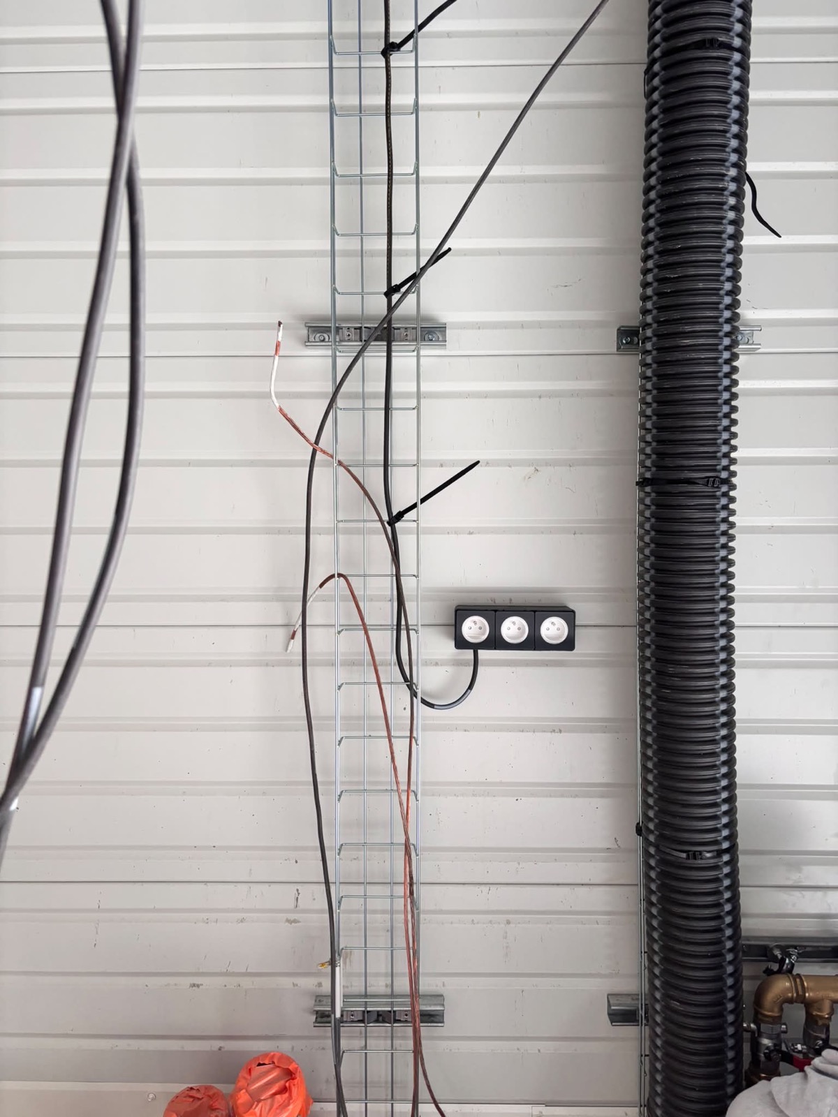 Prise sous chemin de cables