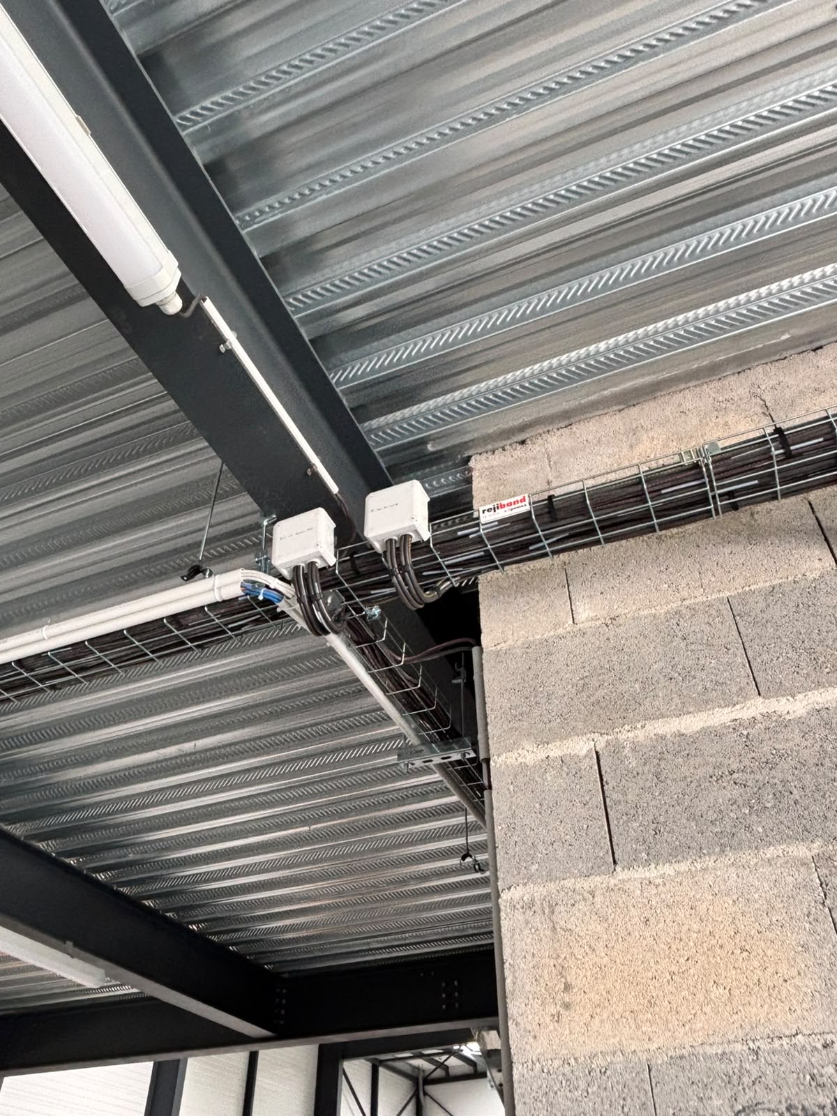 Raccordements electriques en hauteur