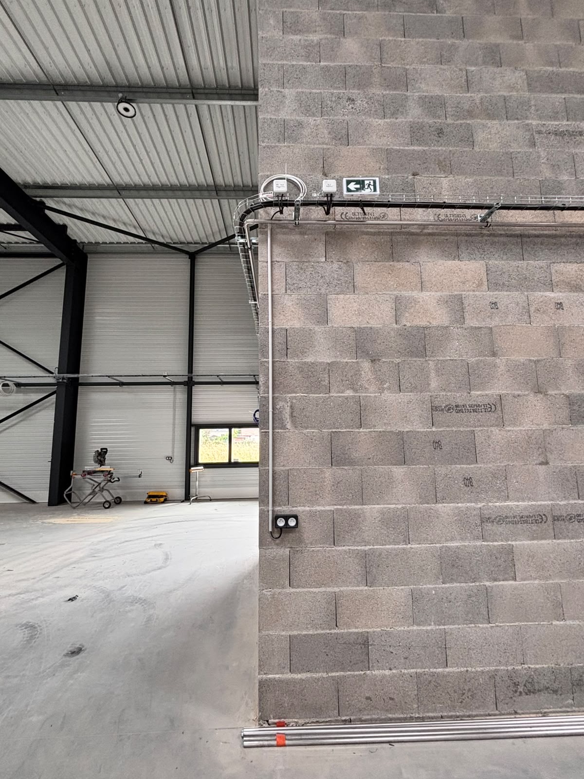 Vue large d'un mur technique avec chemin de cables
