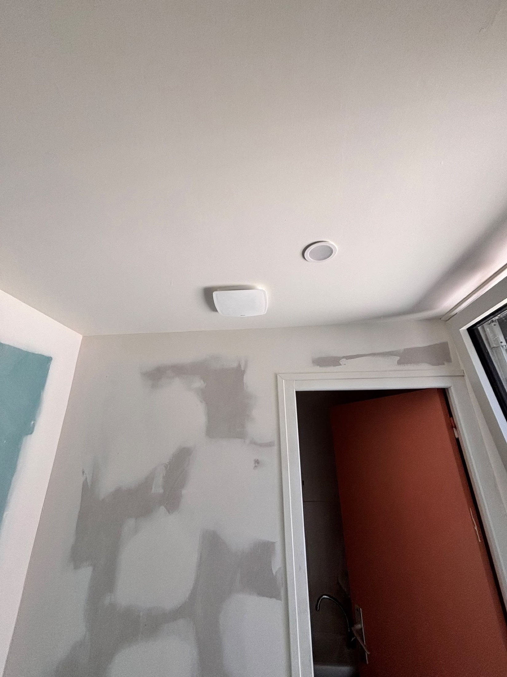 Eclairage et bouche de ventilation poses au plafond