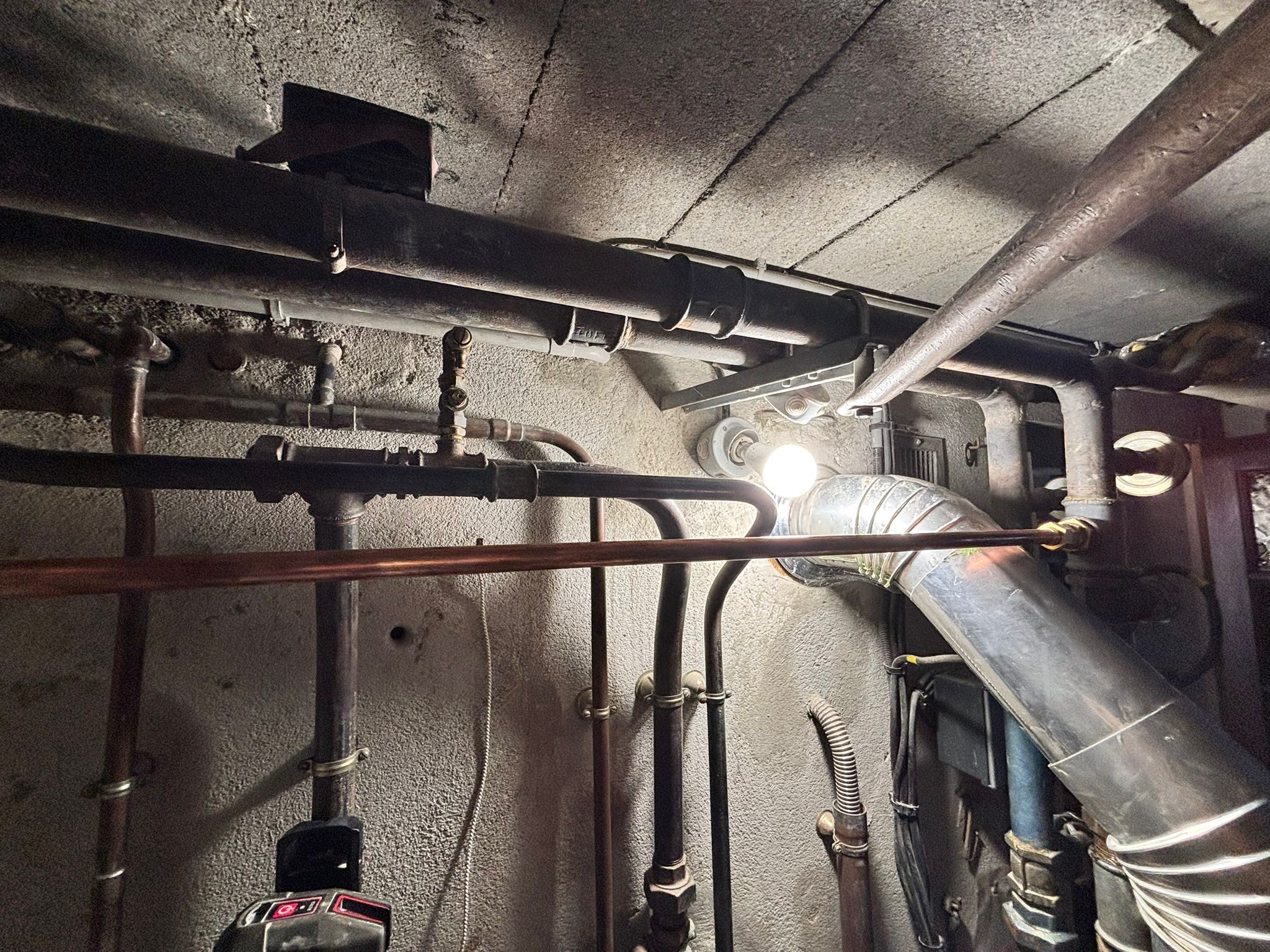 Tuyauteries cuivre et acier d'une chaufferie